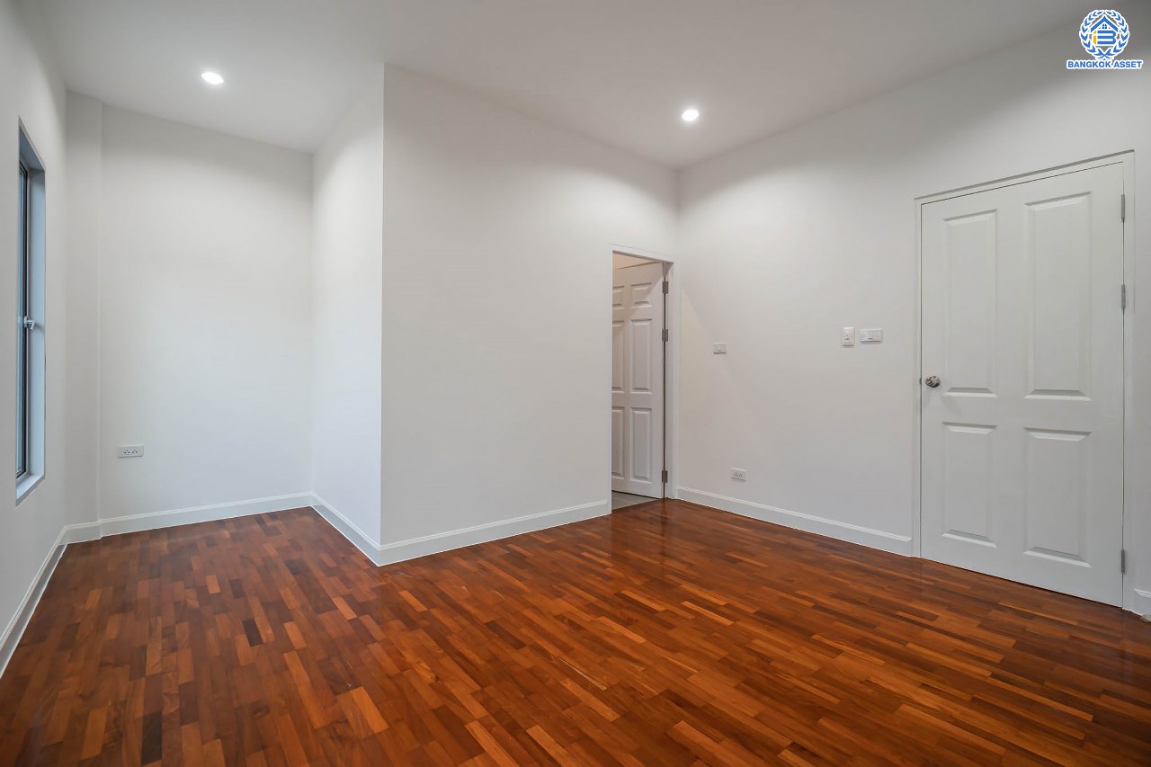 บ้านมือสองตกแต่งใหม่ ดีไซน์สวย โครงการ นนทรีพลัส บางกรวย เนื้อที่ 20 ตร.ว. ฟังก์ชัน 4 ห้องนอน 3 ห้องน้ำ จอดรถได้ 1 คัน รองรับทุกกิจกรรม บนทำเลเชื่อมต่อหลายเส้นทาง ใกล้จุดขึ้นทางด่วน "ประจิมรัถยา" และรถไฟฟ้าสายสีแดง "สถานีบางบำหรุ"